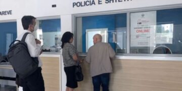 Ambasadorja greke shkon në komisariatin e Vlorës, kërkon “llogari” për arrestimin e Fredi Belerit