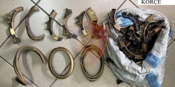 Vidhte korrnizat e bronzit në varrezat e qytetit, arrestohet 26-vjeçari në Korçë