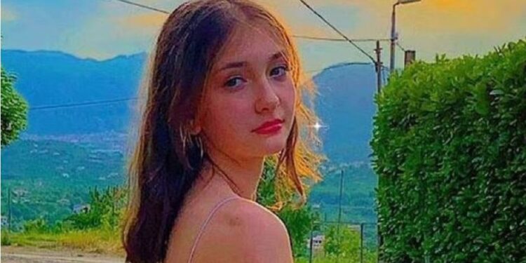 E rëndë në Itali, i ra telefoni në vaskë, adoleshentja vdes në banjo