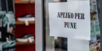 “Të rinj që emigrojnë dhe paga të ulëta”, Kosova ngre alarmin për papunësi dhe mungesë punëtorësh