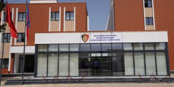 Të shtëna me armë në Shkodër, 50-vjeçari ekzekutohet me breshëri plumbash brenda shtëpisë