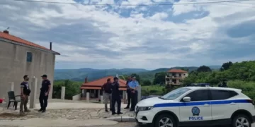 Vrau bashkëshorten në sy të fëmijës se i kërkoi divorcin, 8-vjeçari eci për 5 orë në gjak