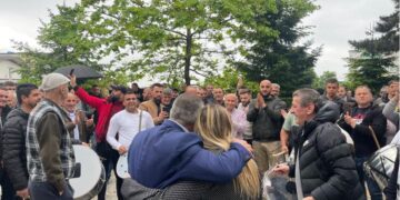 Dhe 8 kuti për t’u numëruar, deputetja e PS shpall fitoren në Tropojë, nisin festimet me valle dhe daulle