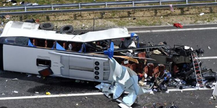 Aksidentohet autobusi me turistë, dalin detajet e para