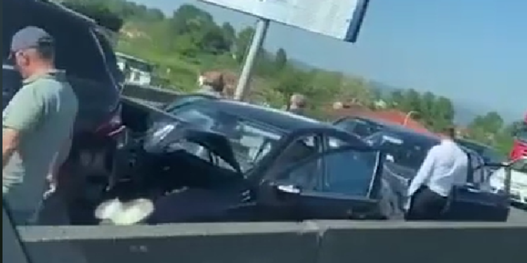 Aksident i frikshëm në autostradën Tiranë-Durrës, bëhen copash 5 makina (VIDEO)