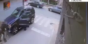 I vodhi një gruaje makinën me karrotrec në mes të ditës, arrestohet “skifteri” në Tiranë