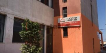 Shpërdorim detyre dhe falsifikim dokumentesh Kadastra kallëzon në SPAK drejtorin e Fierit