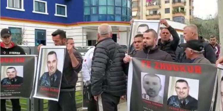 Të zhdukur prej 26 ditësh, të afërmit e Fatmir Sulovarit dhe Leonard Theodhorit protestë para Policisë së Shtetit