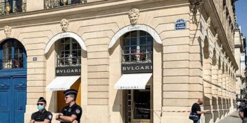 Grabitje me armë në mes të Parisit, me helmeta dhe veshje motoristi, tre persona bastisin dyqanin e Bulgari (VIDEO)