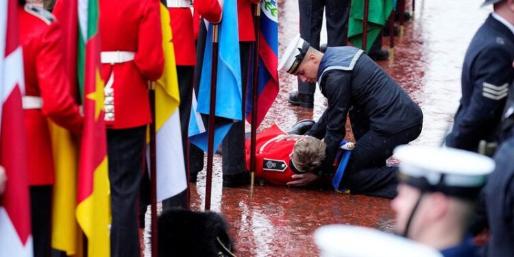 Incidenti i parë gjatë ceremonisë së Mbretit Charles, flamurtarit i ndodh e papritura, tmerrohen qytetarët