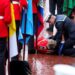 Incidenti i parë gjatë ceremonisë së Mbretit Charles, flamurtarit i ndodh e papritura, tmerrohen qytetarët