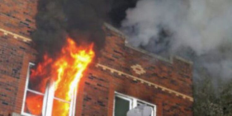 Shpërthen banesa, plagosen zjarrfikësit dhe policia