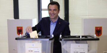 “Qytetarët që nuk votuan në mëngjes, të rikthehen edhe njëherë”, Veliaj pas votimit mesazh edhe për rivalët: Gara tani mbaroi, nesër rikthehemi