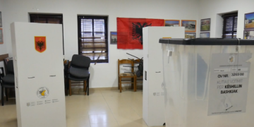 ‘Plas sherri në qendrën e votimit’ Sekretari në Durrës largohet me vulën me vete