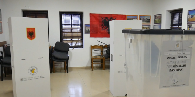 ‘Plas sherri në qendrën e votimit’ Sekretari në Durrës largohet me vulën me vete