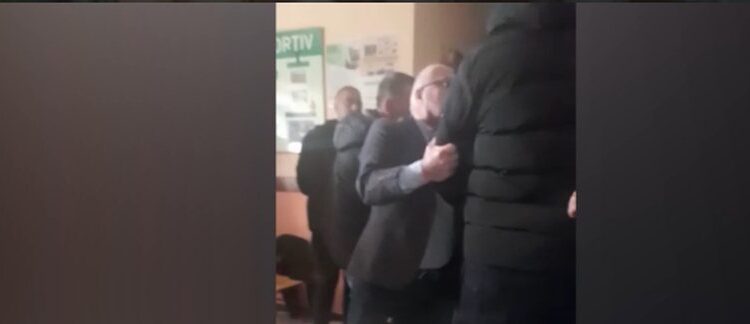Plas sherri në qendrën e votimit, deputeti i PD-së përplaset me qytetarin (Video)