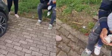 Fotografuan votën, shoqërohet çifti i të rinjve