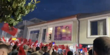 Simpatizantët socialistë nisin festën në Kamzë, të bindur në fitoren e Rakip Sulit
