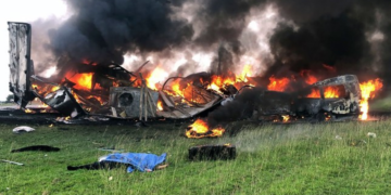 Aksident i frikshëm, kamioni përplaset kokë më kokë me minibusin, raportohet për 26 të vdekur