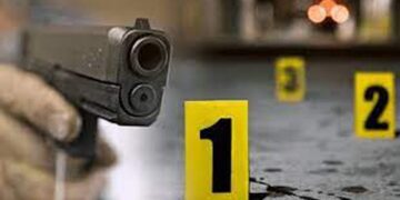 U vetëplagos me armën e shërbimit, polici në gjendje të rëndë tek Trauma. Telefonoi të bijën për ta çuar në spital