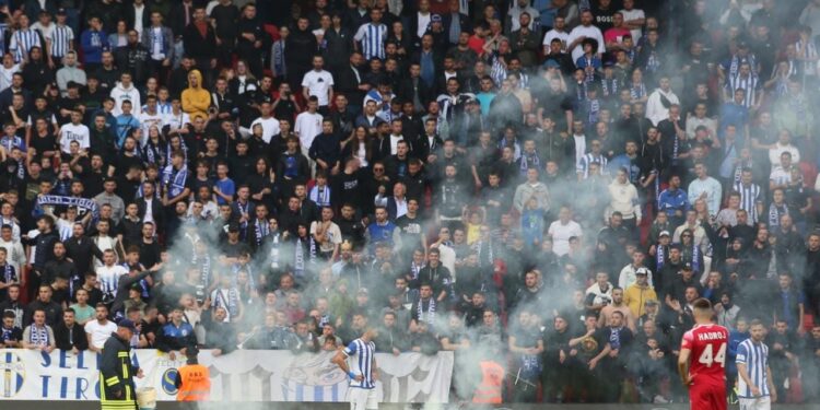 “Shpërthen” festa në stadium, Partizani ndëshkon Tiranën