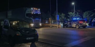 Aksident i dyfishtë tek mbikalimi i Patokut, 2 të plagosur nisen drejt Traumës