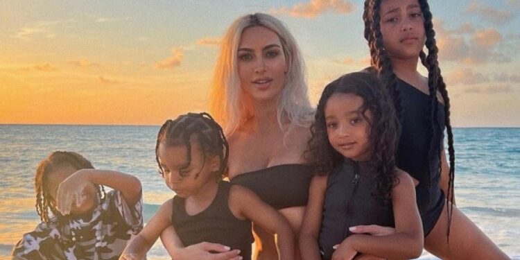 Kim Kardashian tregon sfidën si nënë: Qaj derisa të më zë gjumi
