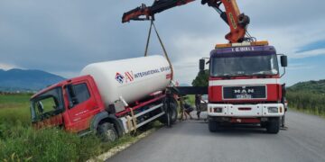 Aksident në aksin Sarandë- Delvinë, autoboti i gazit del nga rruga, fatmirësisht asnjë i lënduar
