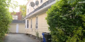 Nëna 16-vjeçare hedh në koshin e plehrave dy foshnjat e sapolindura, fqinjët: Menduam se të qarat vinin nga shtëpia