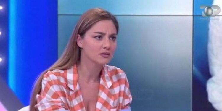 Këngëtarja shqiptare habit me deklaratën: Më fejuan 13-vjeç