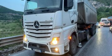 Përmbyset kamioni me 400 litra naftë, bllokohet qarkullimi (FOTO)