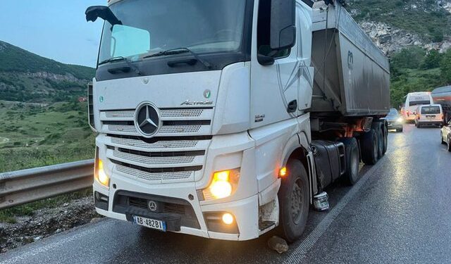 Përmbyset kamioni me 400 litra naftë, bllokohet qarkullimi (FOTO)