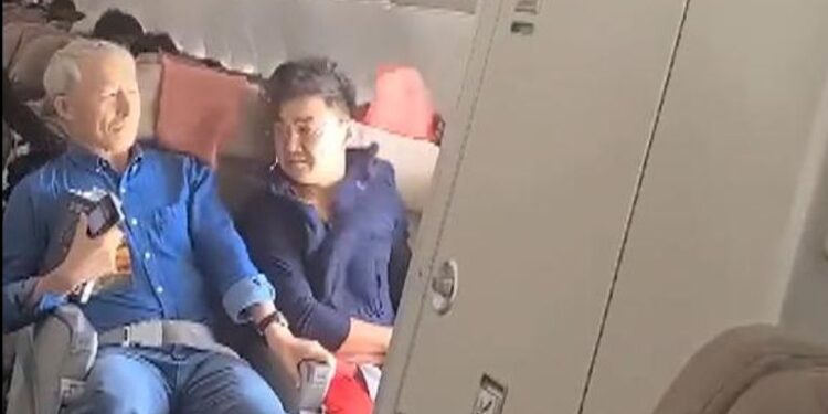 Tmerr në avion, 30-vjeçari u rrezikoi jetën 193 pasagjerëve, hap portën e emergjencës (VIDEO)