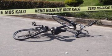 Makina përplas te vijat e bardha 68- vjeçarin dhe e tërheq zvarrë për disa metra