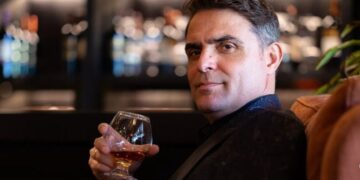 “T’i hëngsha balluket”, Maestro në qendër të vëmendjes nga vajzat pas daljes nga “BBVA”