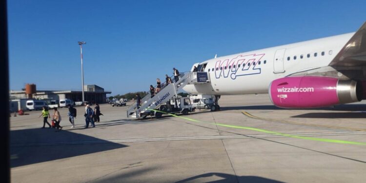 “Wizz Air” sërish me probleme, moti i keq nuk e lejon të ulet në Rinas, pas 2 orësh në ajër pasagjerët kthehen në Brindisi