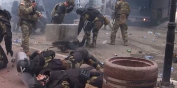 Zjarr, tym dhe gaz lotsjellës, dalin pamjet nga përplasjet në veri të Kosovës