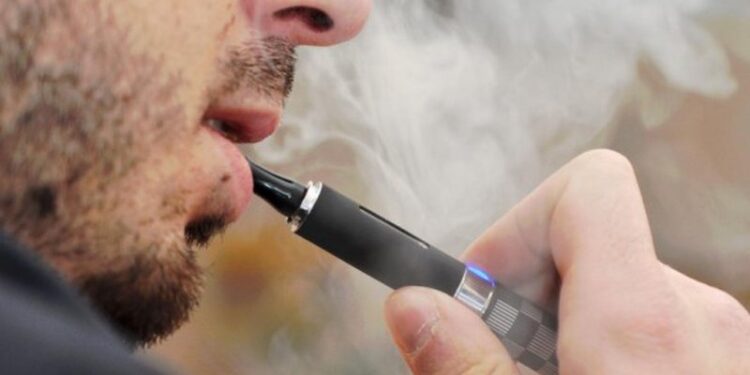 Cigaret elektronike shkakojnë dëme në shëndet, ky shtet merr vendimin drastik ndaj duhanpirësve