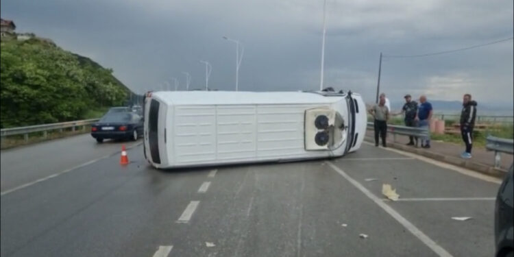 Aksident në aksin Pogradec–Qafë Thanë, furgoni del nga rruga dhe përmbyset