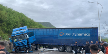 Kamioni del nga rruga, plagoset drejtuesi