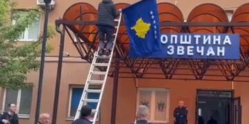 Një ditë pas tensioneve në Veri, në Zveçan vendoset flamuri i Kosovës