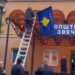 Një ditë pas tensioneve në Veri, në Zveçan vendoset flamuri i Kosovës