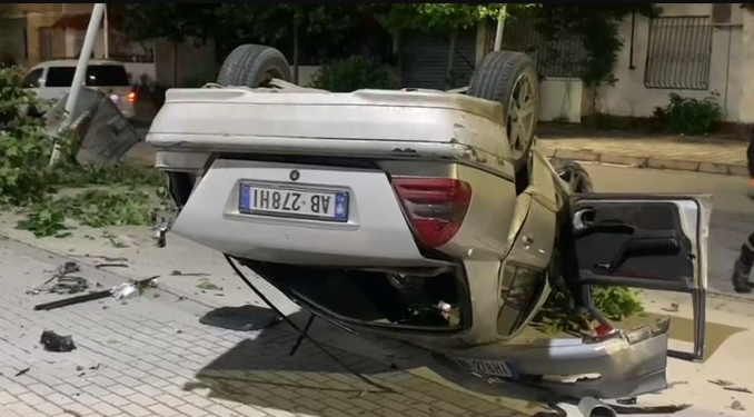Dalin PAMJET nga aksidenti i frikshëm në Vlorë, Benzi “fluturon” disa herë në ajër dhe përfundon i përmbysur në rrugë