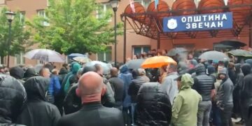 Serbët bllokojnë komunën e Zveçanit, gaz lotsjellës dhe të shtëna me armë