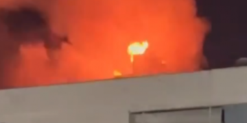 Zjarr në një pallat në Astir, banorët në panik dalin nga ndërtesa