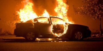 Merr flakë në lëvizje e sipër makina në Tiranë, dyshohet defekt teknik