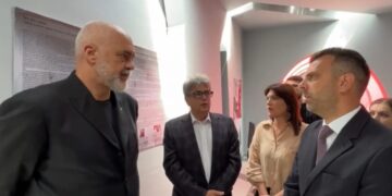 Edi Rama nis turin e takimeve, mbërrin në Shkodër dhe shfaqet krah Benet Becit