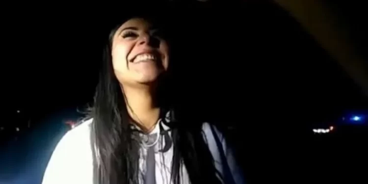 E frikshme! Përplasi për vdekje me makinë çiftin, e reja shfaqet duke qeshur me të madhe para policisë (Video)