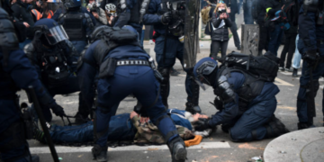 Francezët “të pabindur” ndaj urdhrave të qeverisë, vijojnë protestat e dhunshme kundër reformës së pensioneve, 30 të arrestuar pas përplasjes me policinë