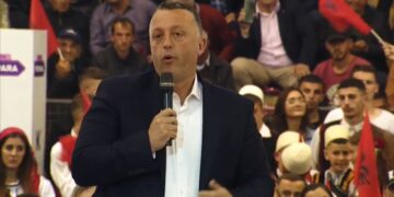 Kryebashkiaku i Matit bën gafën epike në fjalim (Video)